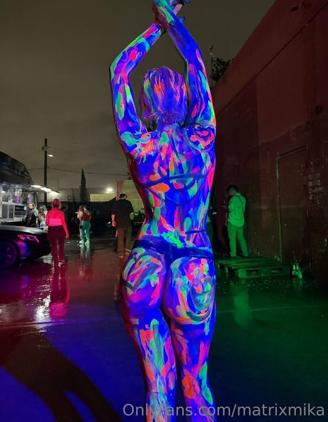 Matrixmika model perfect pics