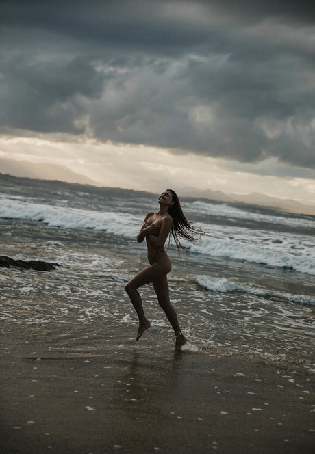 Sjana Elise Earp star exclusive pic