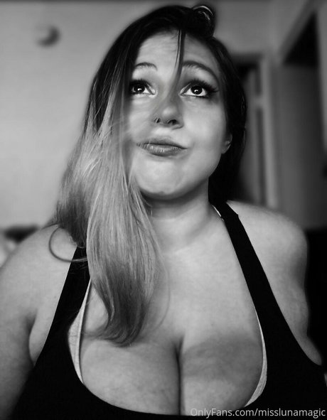 misslunamagic sexy model images