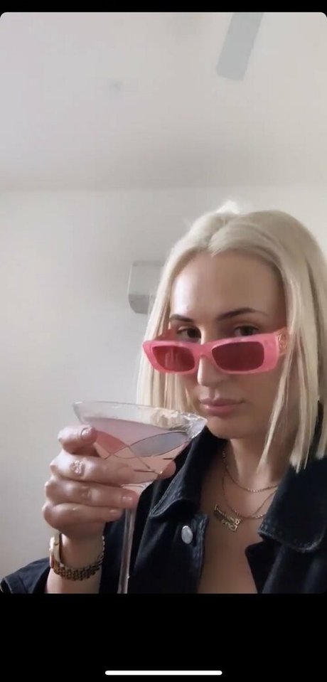 Seshemetka star pornographic pic