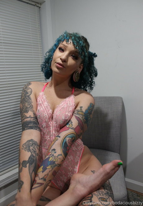 bodaciousbizzy model naked photo