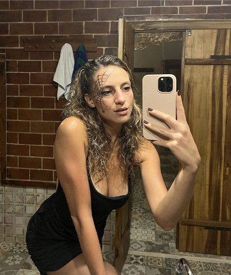 Ariel Kahana model hot pics