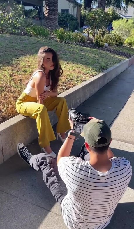 Ava Allan nude model pic