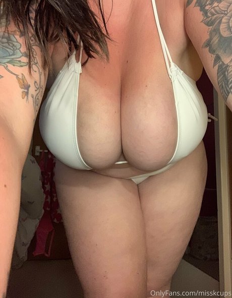 misskcups pornographic model image