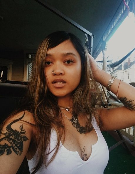 Delagolds hot actress image