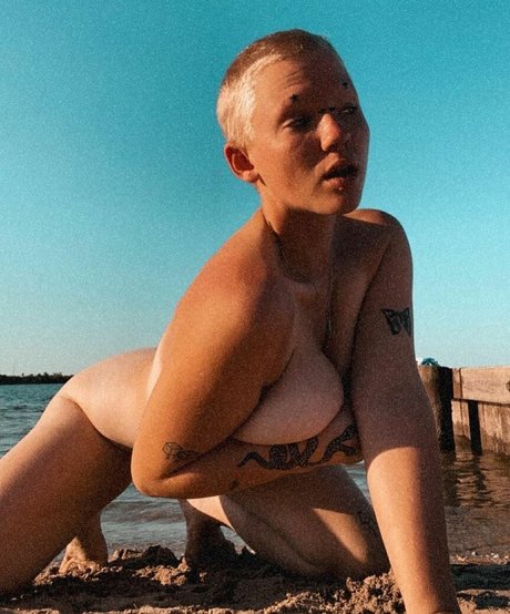 WoahPhinn naked actress picture