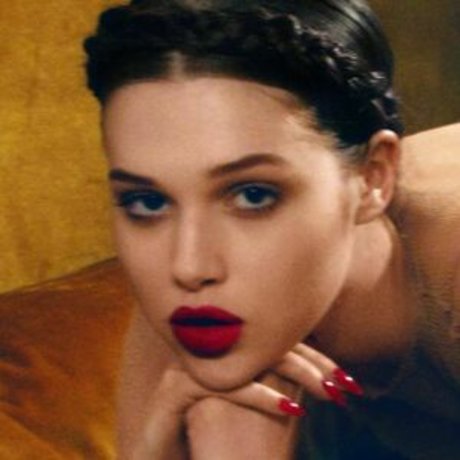 Anais Pouliot model adult img