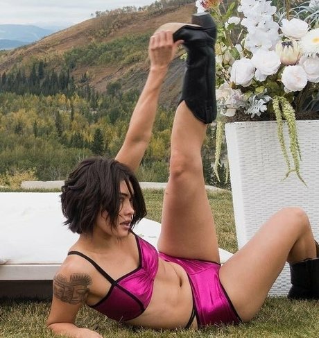 Daniella Pineda star hot picture