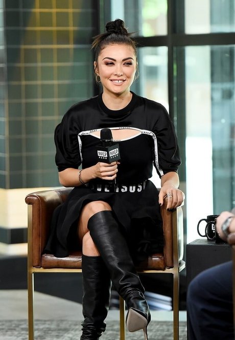 Daniella Pineda pretty star photos