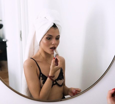 Thbnlaure model naked photo