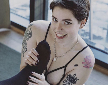 Callmegells porn model picture