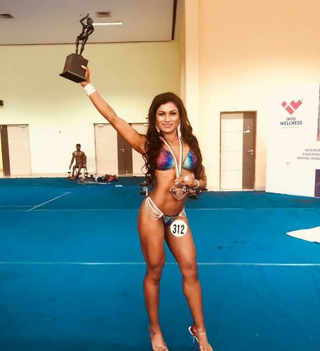 Mona Bhavsar pretty model image