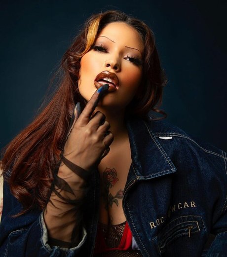 Maxine Ashley beautiful model image