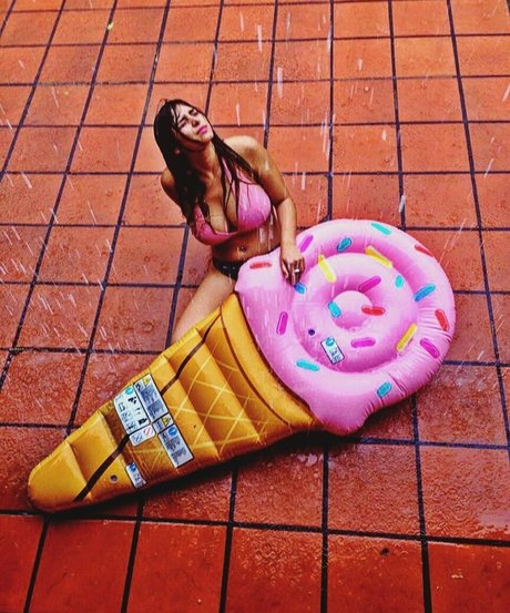 Meredithblake model top pictures