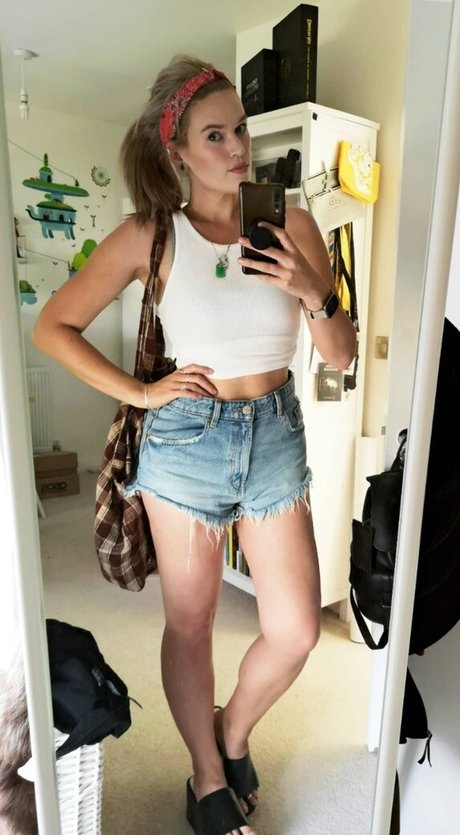 Hollie Bennett pornstar hd img