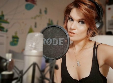 Hollie Bennett exclusive actress pictures