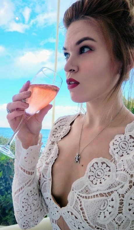 Hollie Bennett free model pic