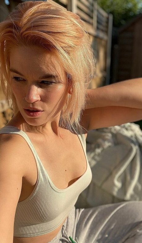 Hollie Bennett porn model image