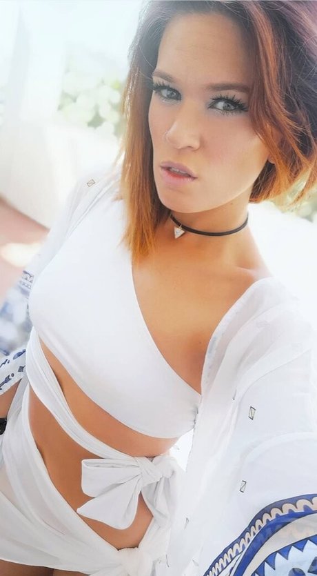 Hollie Bennett model pretty archive