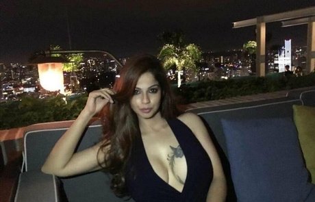 Zareen Zoya Khan star sexy picture