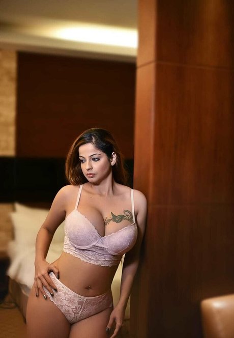 Zareen Zoya Khan star naked pictures