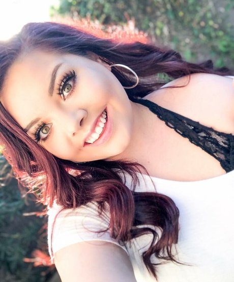 Lilly Zamora art star photos