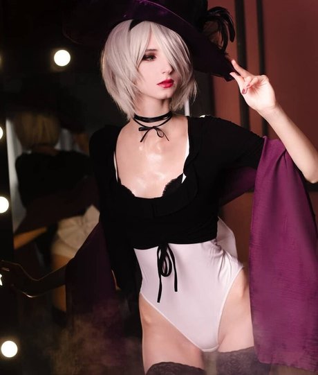 Holly White model sexy img