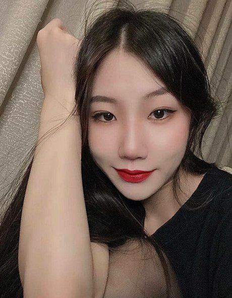 August Weiyang model free galleries