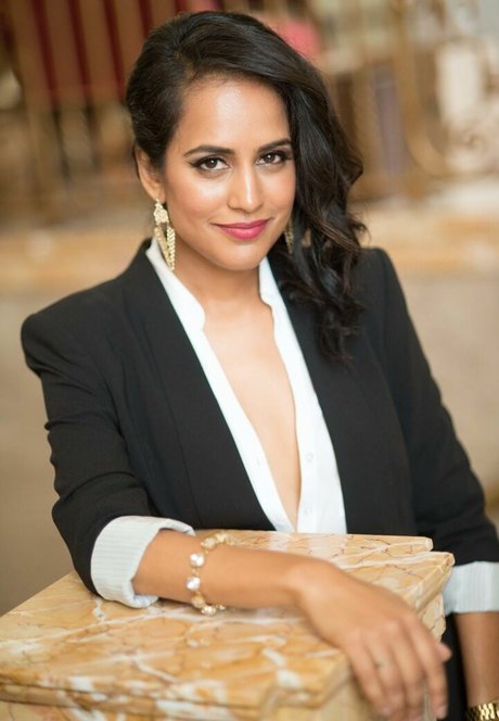 Agam Darshi sexy star pics