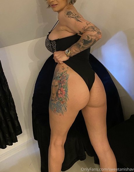 Latex Queen Anisha perfect model img