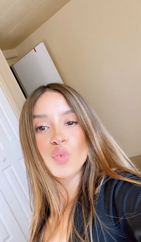 Yikessmelissa perfect model img