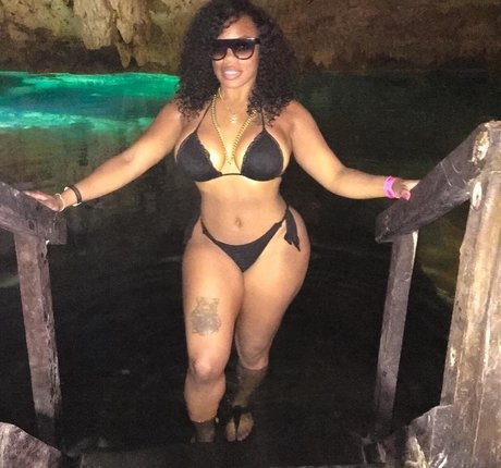 Dominique Chinn pretty model image