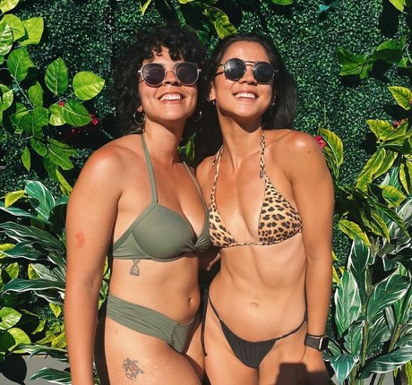 Leah Lewis star sexy image