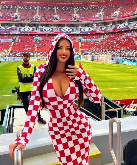 Knoll Doll star art img