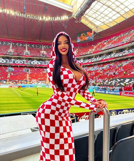 Knoll Doll model perfect pic