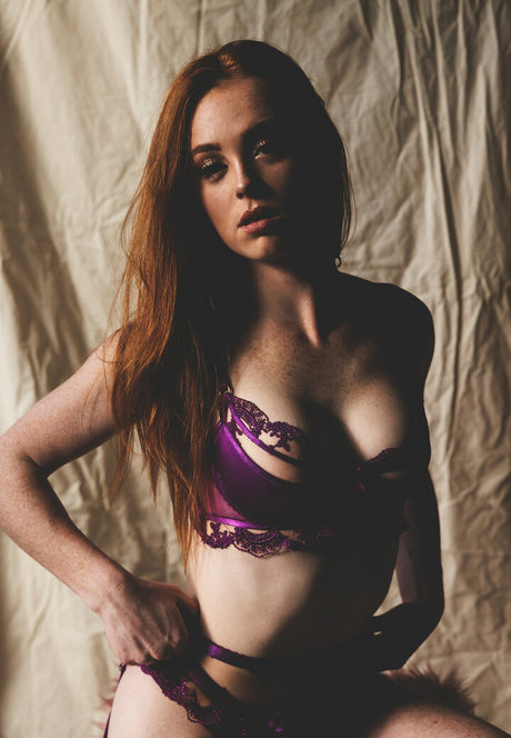 Redalertfox sexy pornstar picture