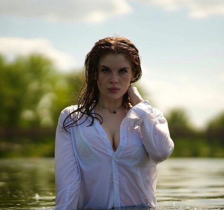 anoukjhn nude actress pic