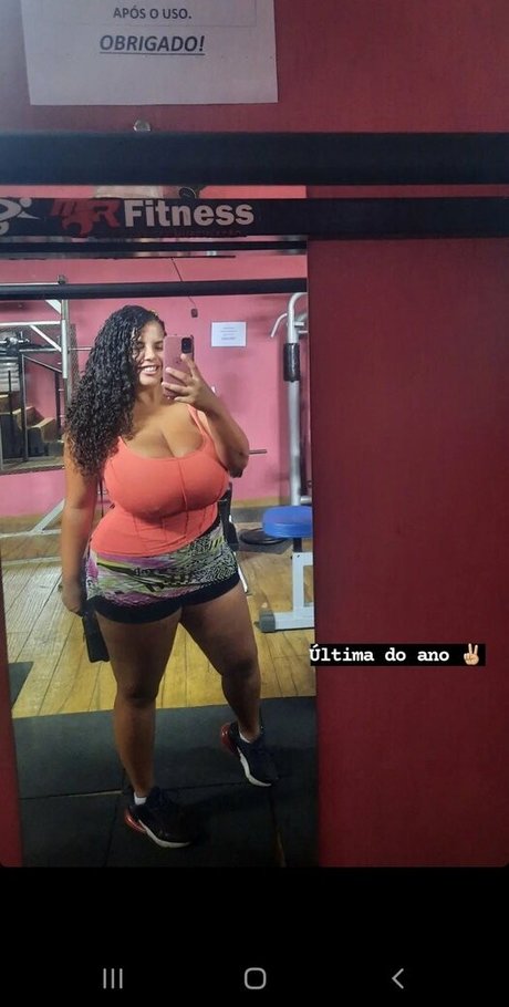 Mayla Coimbra model perfect image