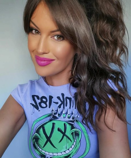 Vicki Walker art model image