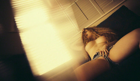 Emily Jezebelle Hamilton sexy model photo