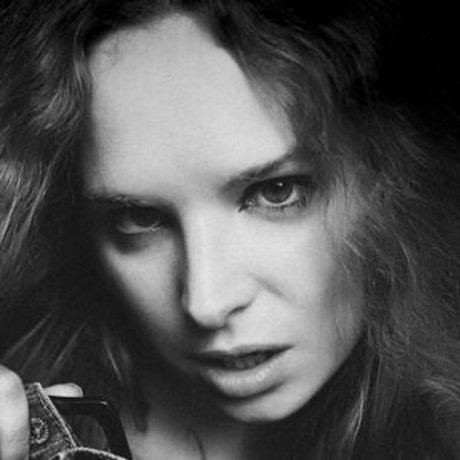 Emily Jezebelle Hamilton star top picture