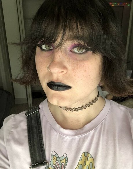 Scarlet Skeie nude model gallery