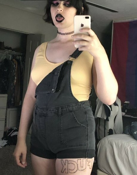 Scarlet Skeie naked pornstar pics