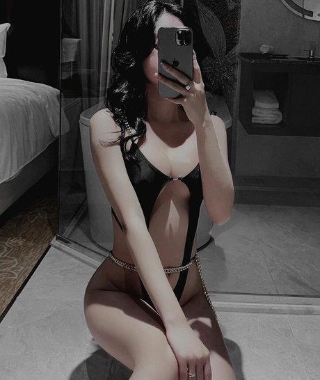 Luna Hwang adult model pics