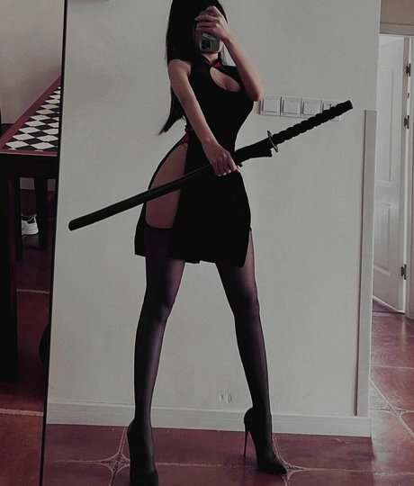 Luna Hwang model art gallery