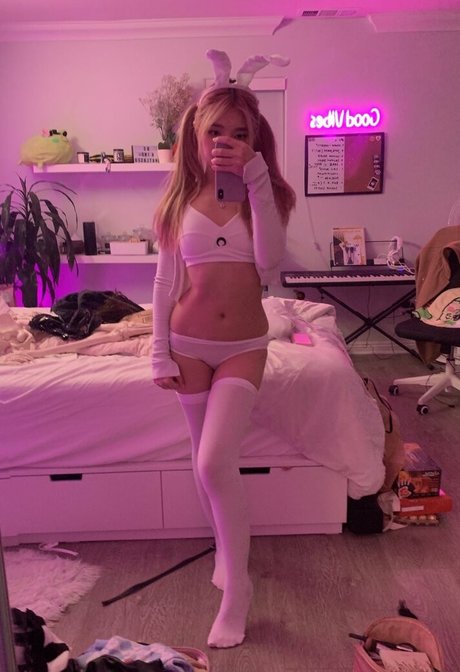 Yuyu Monster nudes model picture