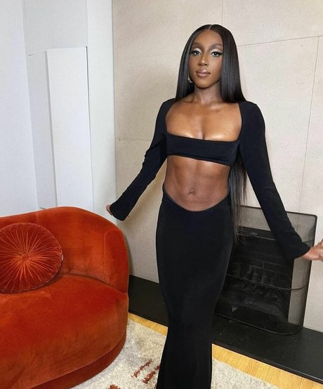 Ziwef xxx model image