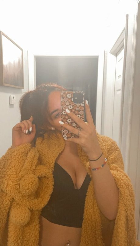 Rissaxtine model pornographic image