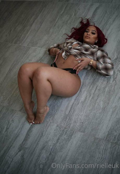 RielleUK erotic model photo