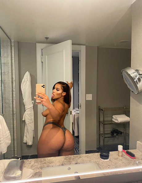 RielleUK hd pornstar picture